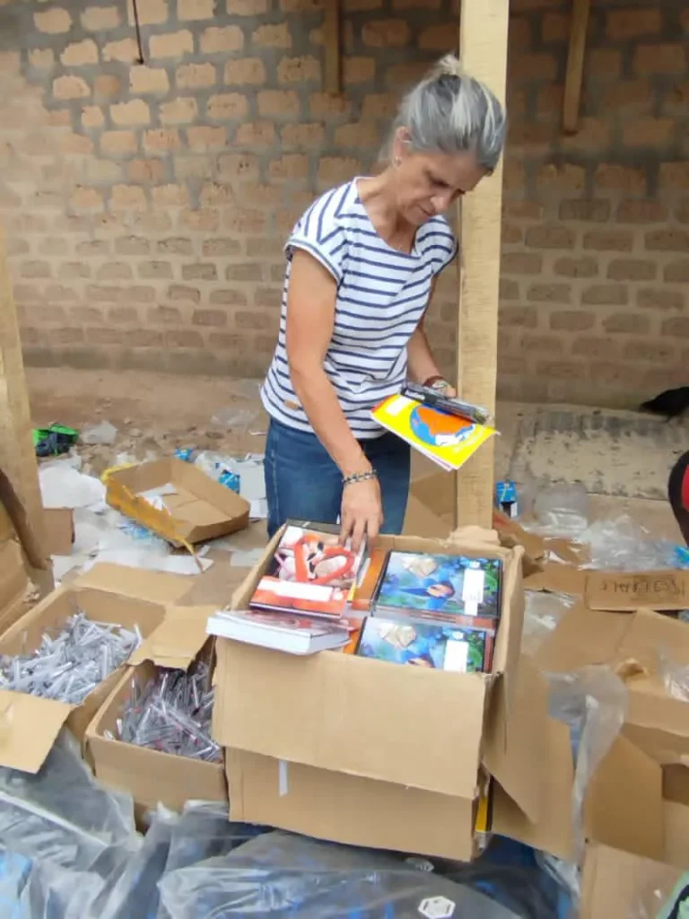 Nadine Nicolau préparant les kits scolaires pour la distribution en république Centrafricaine par l'association Ndoye Centrafrique