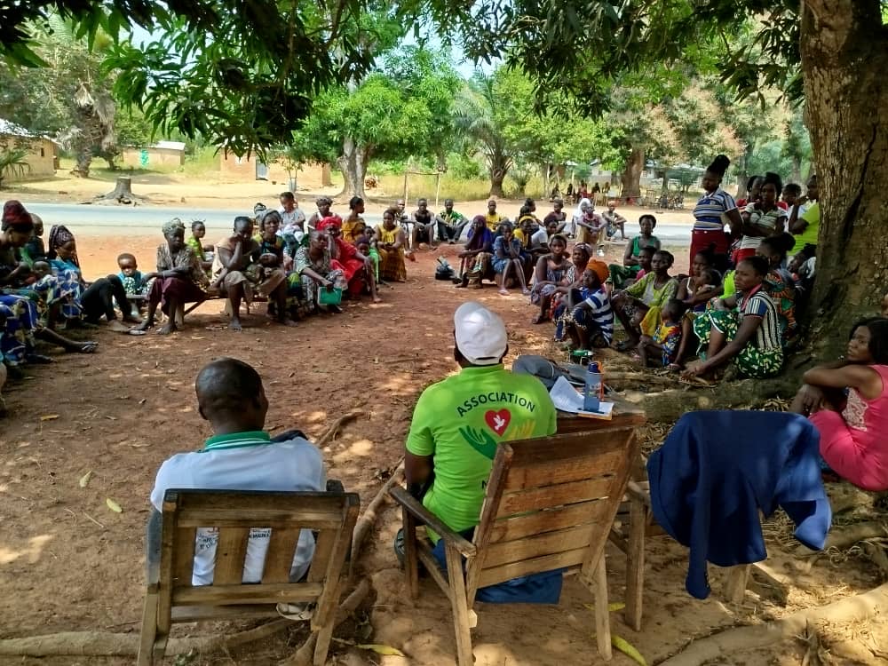 L’équipe NDOYE en mission d’évaluation et d’identification au sein d'un village, discussion avec tous les villageois